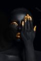 Donna nera lineamenti oro
